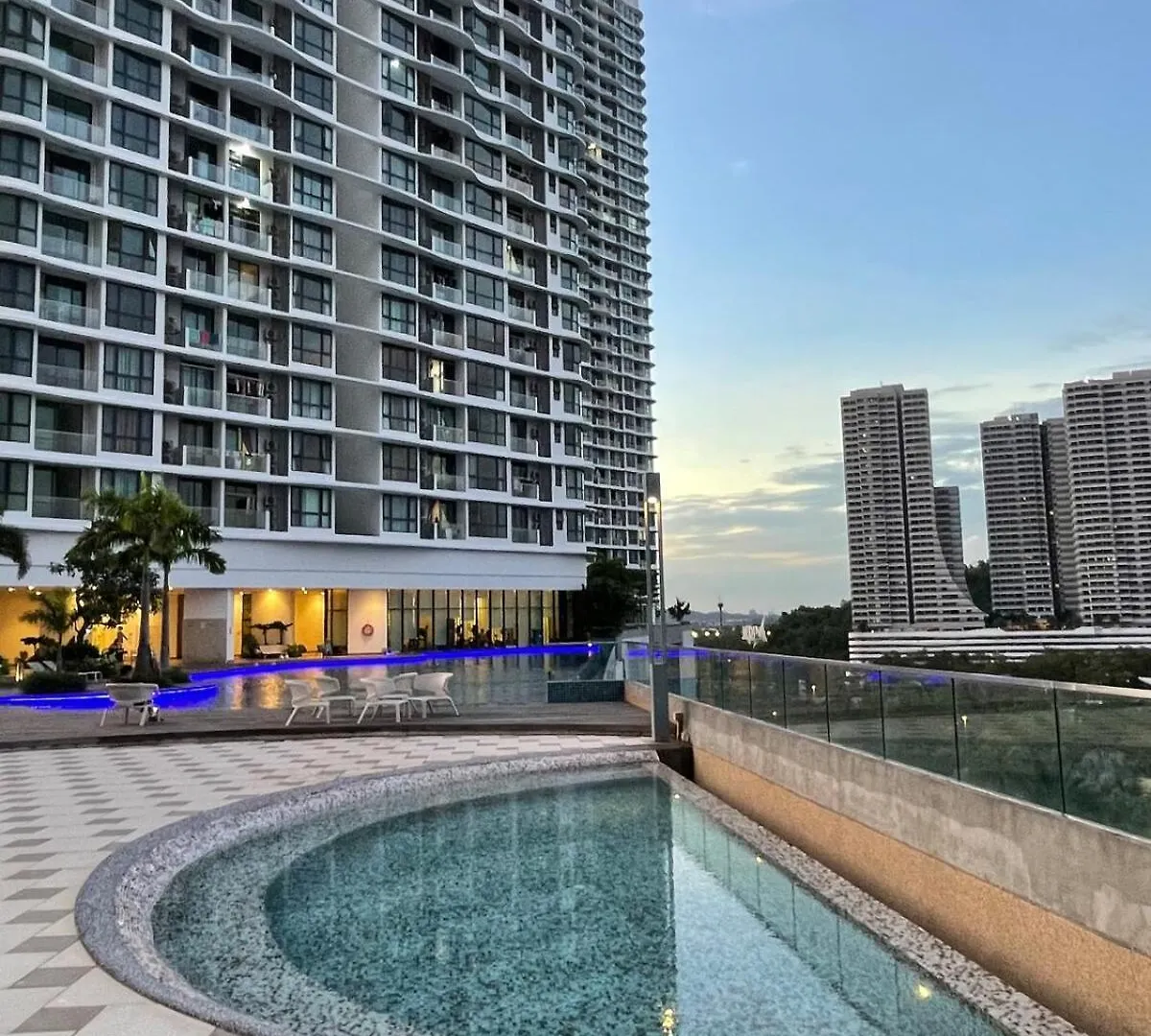 Apartment 3 Rooms, Legoland, Medini, Netflix, Wi-Fi, Beach, Pool, 10 Min To Singapore Checkpoint Johor Bahru Ma­lay­sia
