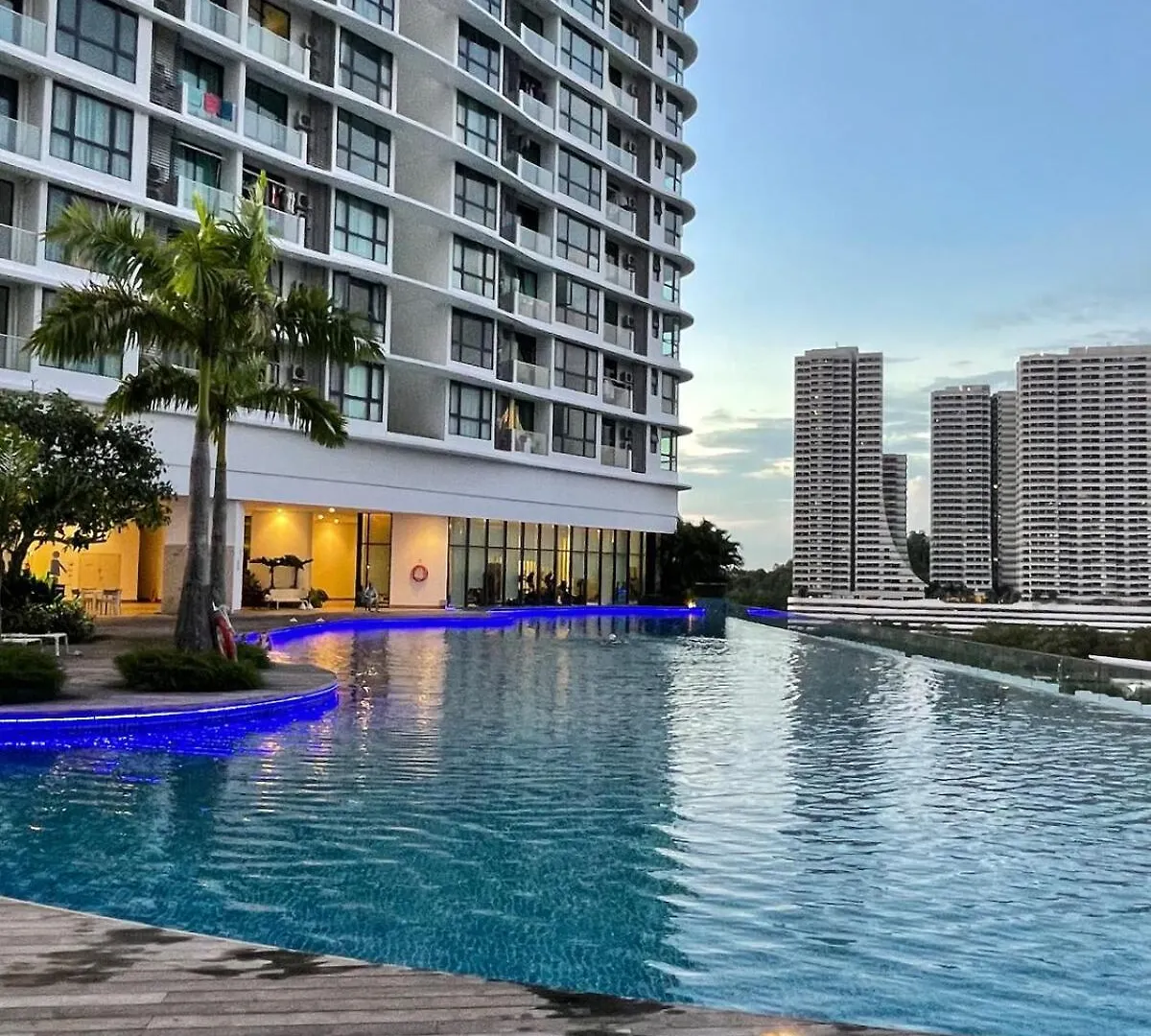 3 Rooms, Legoland, Medini, Netflix, Wi-Fi, Beach, Pool, 10 Min To Singapore Checkpoint Johor Bahru